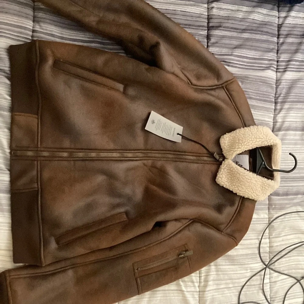 Rainforest, Jacket water resistant it’s a medium color is russe/brown - Picture 1 of 5